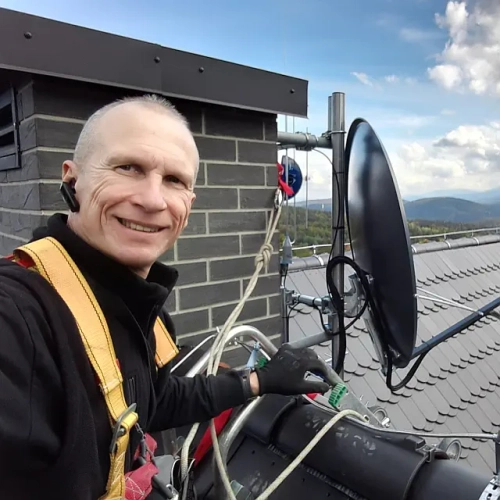 Monter na dachu przy antenie satelitarnej