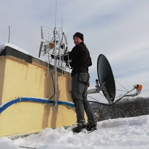 Monter na płaskim dachu ustawia anteny naziemne i sat.